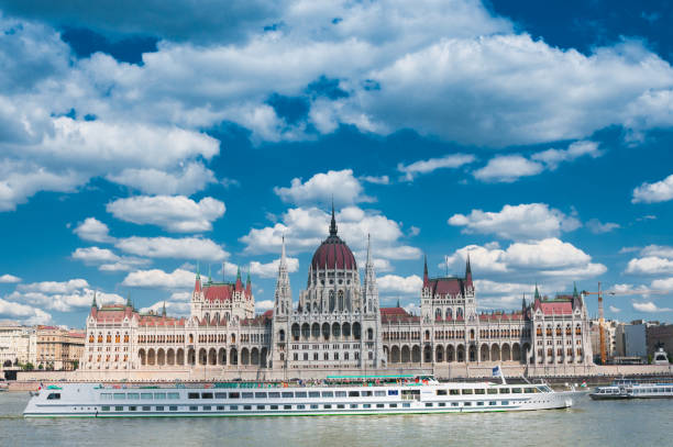 parlement hongrois et bateau de croisière sur le danube - budapest danube river cruise hungary photos et images de collection