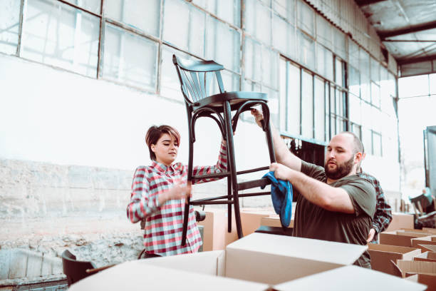 箱の倉庫の同僚のパッキング椅子 - heavy pattern industry business ストックフォトと画像