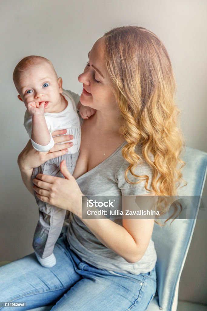 Jeune mère retenant son enfant nouveau-né - Photo de Adulte libre de droits Jeune mère retenant son enfant nouveau-né - Photo de Adulte libre de droits