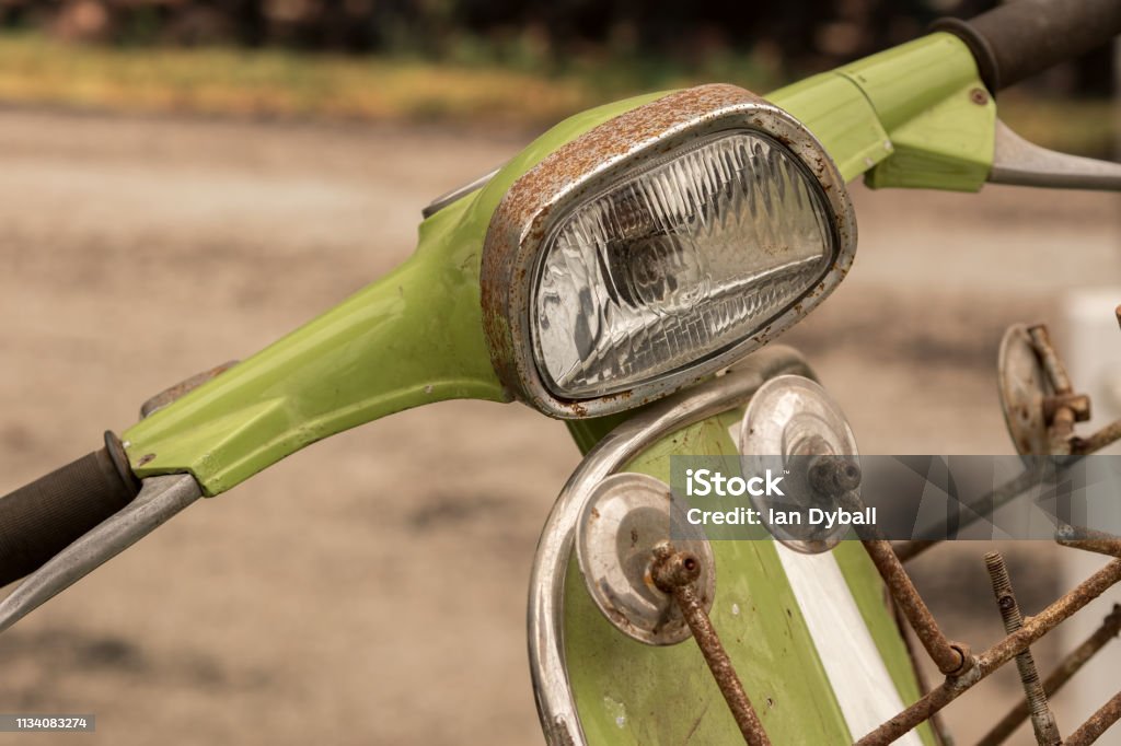 Rusty Vintage Mod Grün Roller Fahrrad Lenker Spiegel Und Scheinwerfer  Stockfoto und mehr Bilder von Autoscheinwerfer - iStock
