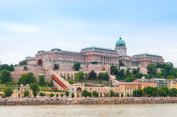 widok na pałac królewski zamku budy i dunaj - budapest royal palace of buda architectural styles architecture zdjęcia i obrazy z banku zdjęć