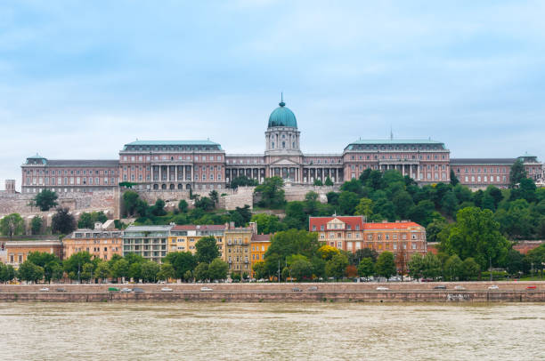 widok na pałac królewski zamku budy i dunaj - budapest royal palace of buda architectural styles architecture zdjęcia i obrazy z banku zdjęć