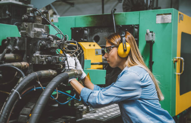 생산 라인 기계로 작업 하는 직업적인 기술적인 노동자 여자 - 산업 장비 뉴스 사진 이미지