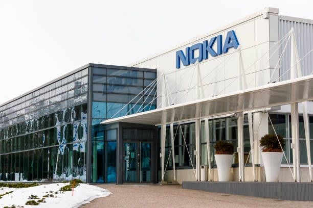 el nombre de la compañía nokia en un edificio - nokia fotografías e imágenes de stock