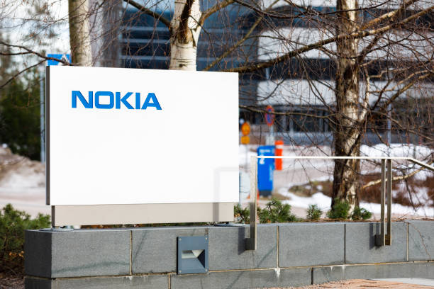 logotipo de nokia azul en tablero blanco - nokia fotografías e imágenes de stock