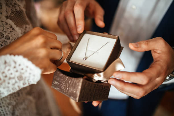 bijoux parfait pour le jour parfait de mariage! - jewelry photos et images de collection