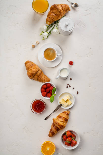 colazione continentale catturata dall'alto, lay piatto, vista dall'alto - preserves croissant breakfast food foto e immagini stock