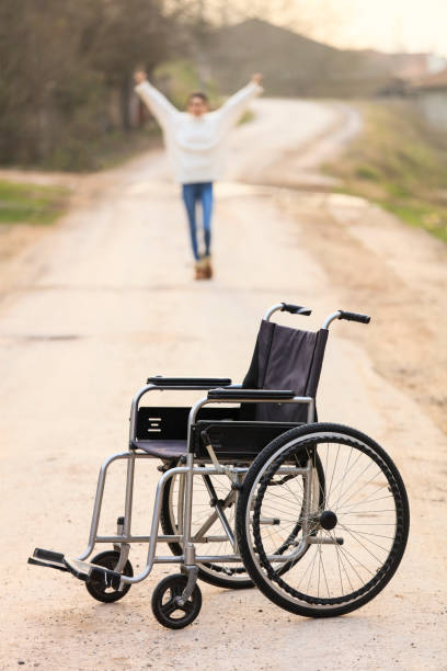 mulheres novas que saltam acima de sua cadeira de rodas - restoring beginnings restart recovery - fotografias e filmes do acervo