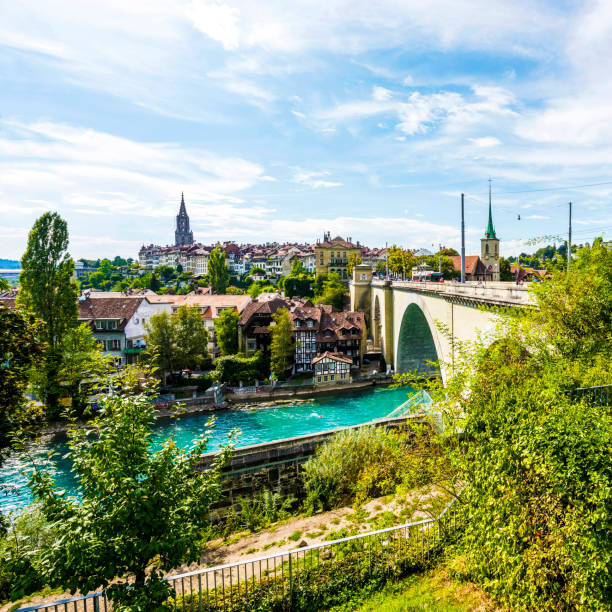 вид на старый город берна в швейцарии - berne switzerland europe bridge стоковые фото и изображения