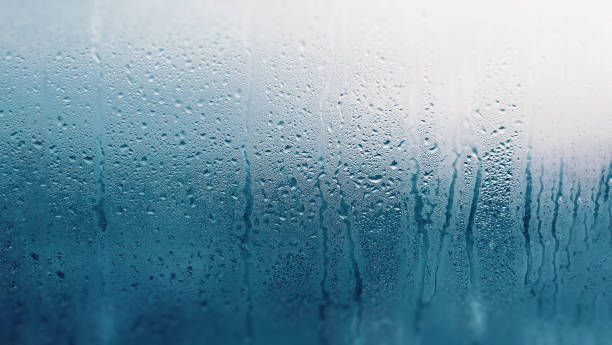 dettaglio dei problemi di condensazione dell'umidità, vapore acqueo caldo condensato sul vetro freddo da vicino - drop window water fog foto e immagini stock
