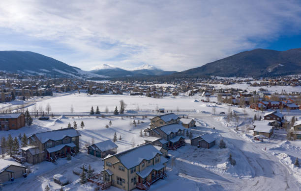 Sunny Winter Day Keystone Colorado Neighborhood Homes Mountain Peaks in Background Sunny Winter Day Keystone Colorado Neighborhood Homes Mountain Peaks in Background frisco colorado stock pictures, royalty-free photos & images