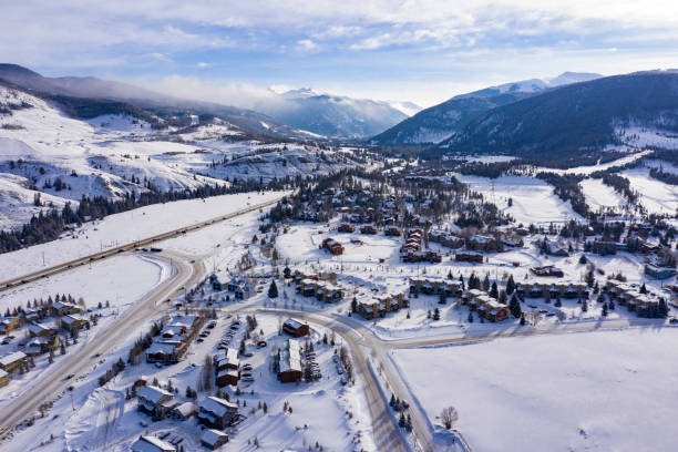 вид с высоты птичьег�о полета на кейстоун колорадо - ski resort winter snow blizzard стоковые фото и изображения