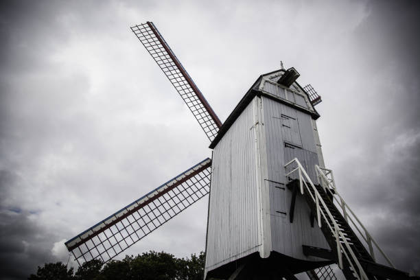 antiguo molino en brujas - belgium bruges windmill europe fotografías e imágenes de stock