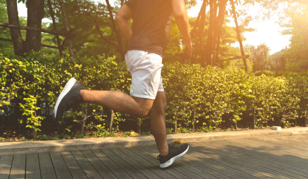 屋外の健康的なランナージョギング。フィットネスとスポーツ健康的なライフスタイルの概念。 - jogging group of people park running ストックフォトと画像