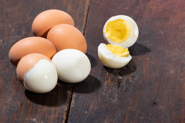 le uova cotte sono sul tavolo. - hard cooked egg foto e immagini stock