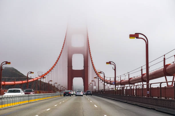 golden gate bridge, von nebel und wolken umhüllt, san francisco - golden gate bridge bridge weather california stock-fotos und bilder