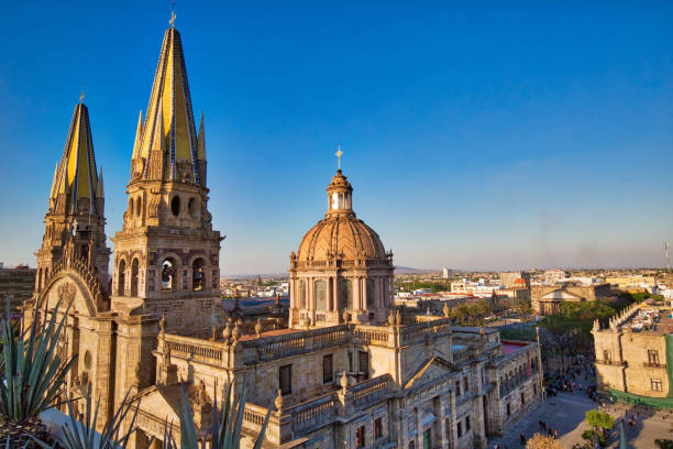 landmark guadalajara central cathedral (cathédrale de l'assomption de notre-dame) dans le centre-ville historique - places of worship photos photos et images de collection