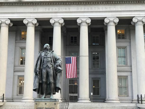 america / united states department of the treasury.the statue of the building on the north side and albert gallatin. - us treasury department imagens e fotografias de stock
