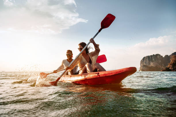 pareja feliz camina en kayak de mar o canoa - pleasant bay fotografías e imágenes de stock