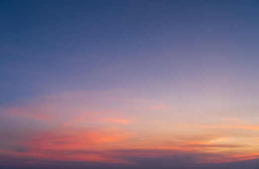 Fondo de naturaleza abstracta. Espectacular cielo azul con coloridas nubes anaranjadas de atardecer en tiempo crepúsculo. photo