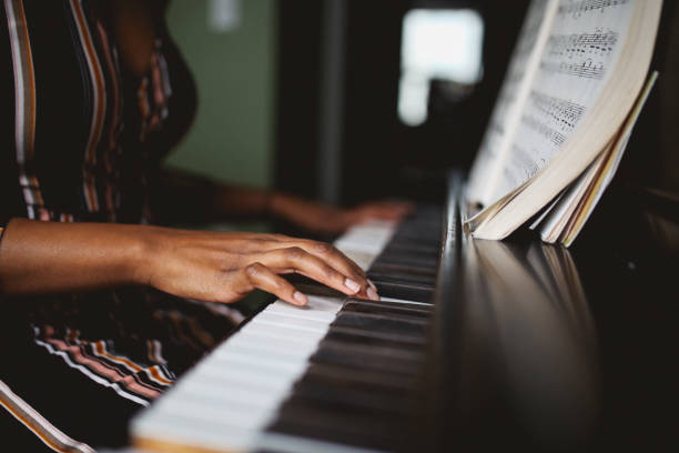 da vicino sulle mani di un pianista - pianoforte foto e immagini stock