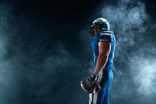 american football player on smoke background - bola de noite imagens e fotografias de stock