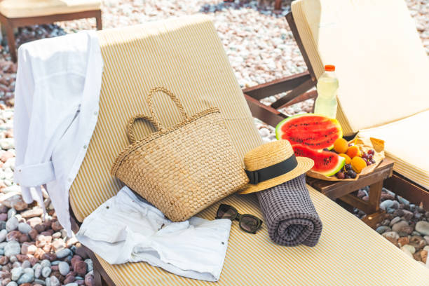 spiaggia roba borsa asciugamano coperta su sole più a lungo. frutti sul tavolo. vacanze estive - beach table peach fruit foto e immagini stock