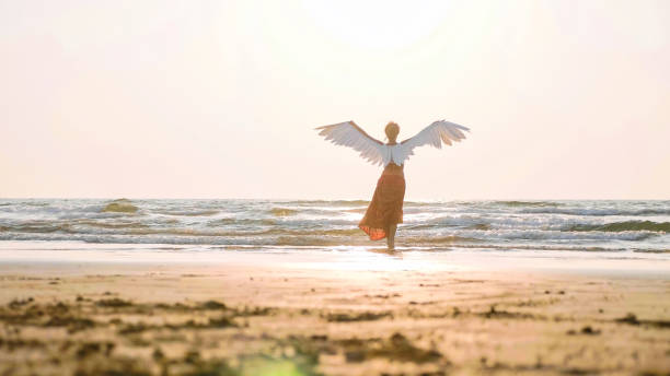 hermoso ángel femenino caminando descalzo hacia el mar al atardecer. - one person beautiful barefoot beach fotografías e imágenes de stock