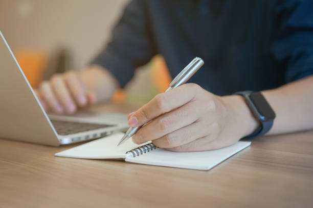 z bliska młody dziennikarz człowiek ręcznie używać pisania piórem na notebooku do wykładu i zrobić mind-mapping informacji o danych i przypomnieć do listy do zrobienia, copywriter tysiąclecia koncepcji stylu życia - letter resume document writing zdjęcia i obrazy z banku zdjęć