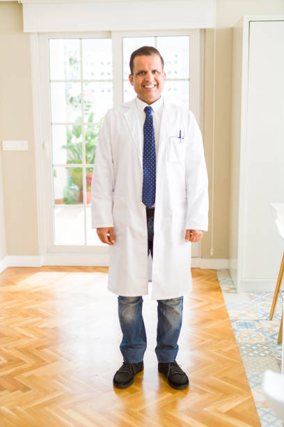 中年の男は白い医療コートを着て、笑顔 - medicine lab coat hospital senior adult ストックフォトと画像