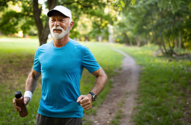 공원에서 조깅 하는 멋진 웃음을 가진 매력적인 은퇴 한 남자 - men gray hair vitality healthy lifestyle 뉴스 사진 이미지