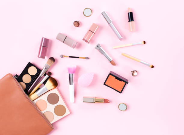 make-up-tasche mit kosmetikprodukten - makeup stock-fotos und bilder
