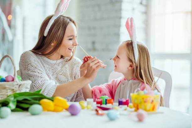 休日の子供を作る。ママと娘は一緒にイースターの準備をしています - bunny painting ストックフォトと画像