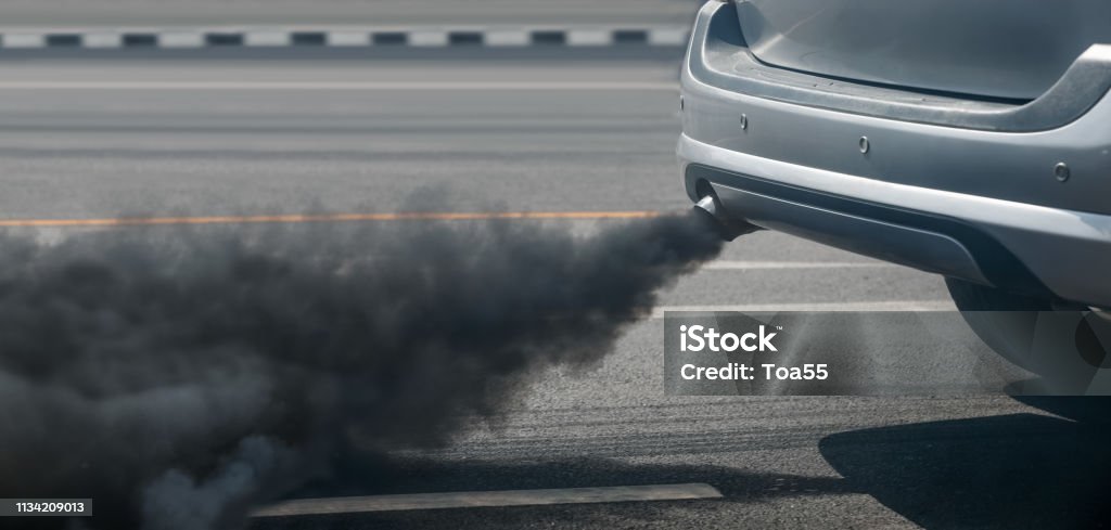 crisis de contaminación atmosférica en la ciudad de tubos de escape de vehículos diésel en carretera - Foto de stock de Coche libre de derechos