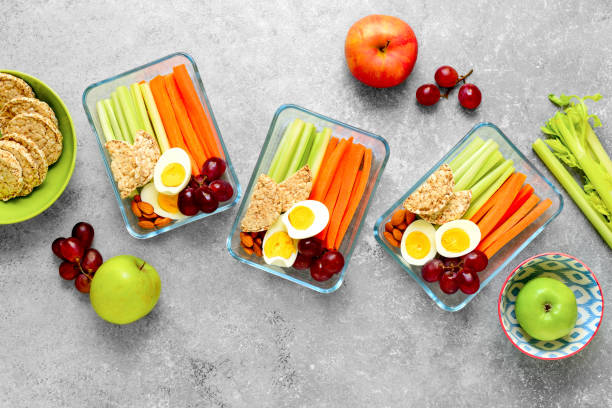 обед коробки со здоровыми �закусками, накладные зрения - cereal box food carbohydrate стоковые фото и изображения