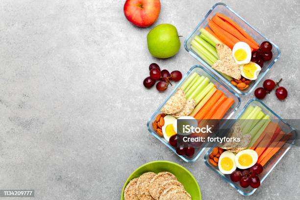 Lunchboxen Mit Gesunden Snacks Blick Über Den Kopf Stockfoto und mehr Bilder von Gesunde Ernährung