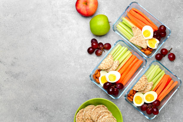 boîtes à lunch avec collations saines, vue aérienne - snack photos et images de collection