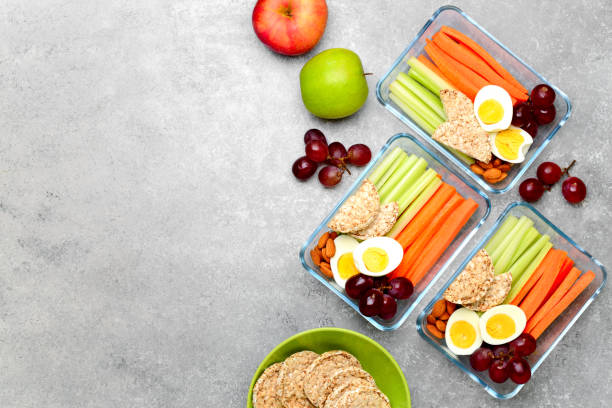 lunch boxes with healthy snacks, overhead view - lanchar imagens e fotografias de stock