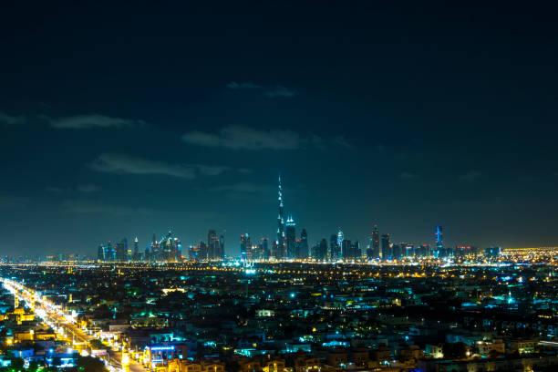 skyline de dubai downtown la nuit - night cityscape dubai long exposure photos et images de collection