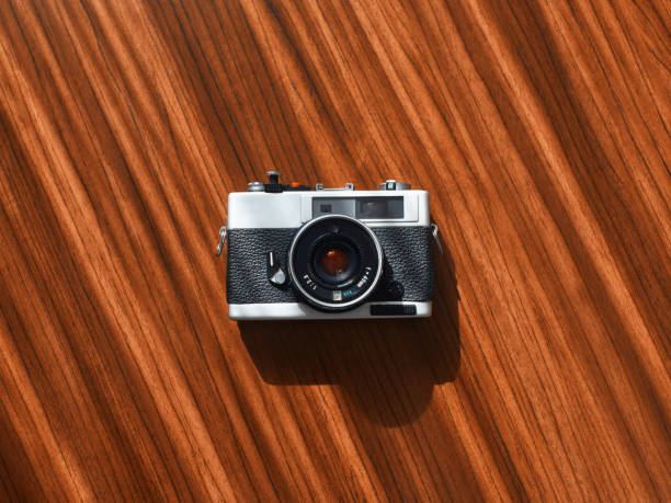 rangefinder film camera on a wooden table from directly above - rangefinder camera imagens e fotografias de stock