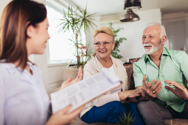 pozytywna starsza para konsultuje się z agentem ubezpieczeniowym - senior adult retirement financial advisor finance zdjęcia i obrazy z banku zdjęć