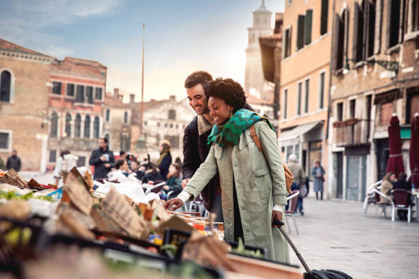 hispanisch-brasilianisches ehepaar genießen urlaub in venedig-italien - urban scene people activity city life stock-fotos und bilder
