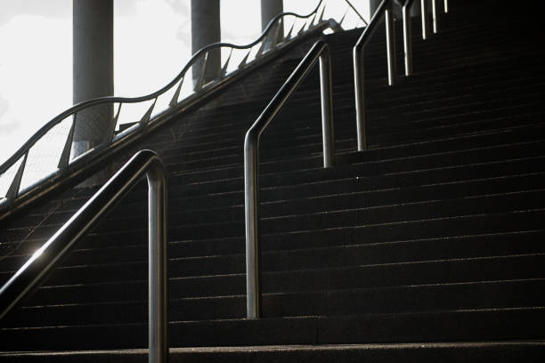 бетонная лестница с металлическими поручнями - staircase curve spiral staircase chrome стоковые фото и изображения
