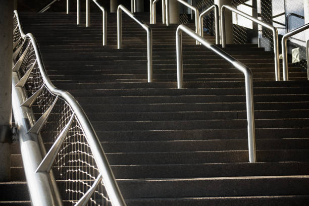 бетонная лестница с металлическими поручнями - staircase curve spiral staircase chrome стоковые фото и изображения