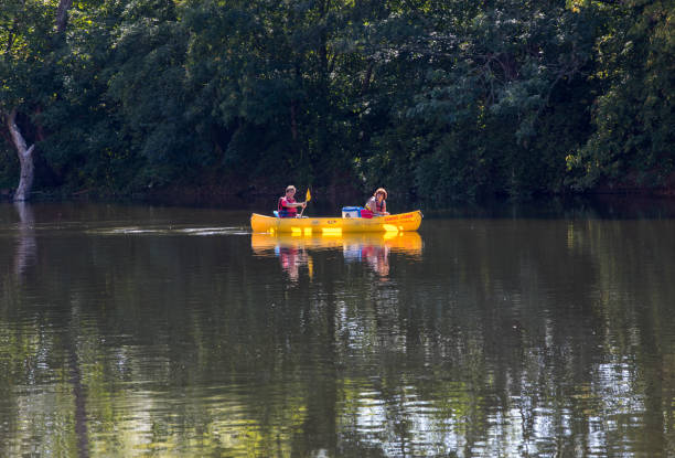 canoa sulla dordogna a la roque-gageac, aquitania, francia - canoeing canoe senior adult couple foto e immagini stock