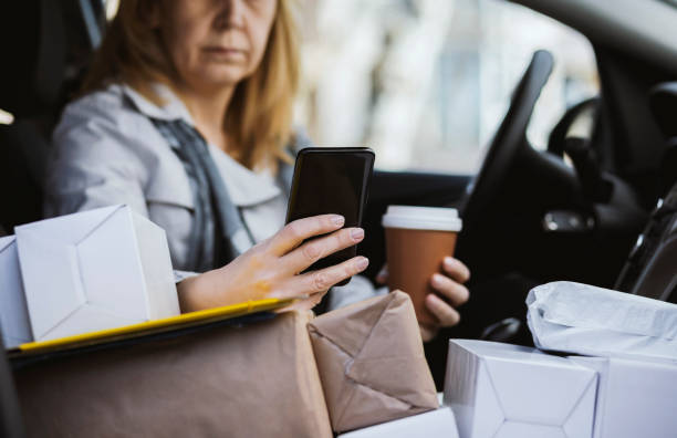 mujer de negocios entrega desde el coche - success signing businesswoman serious fotografías e imágenes de stock