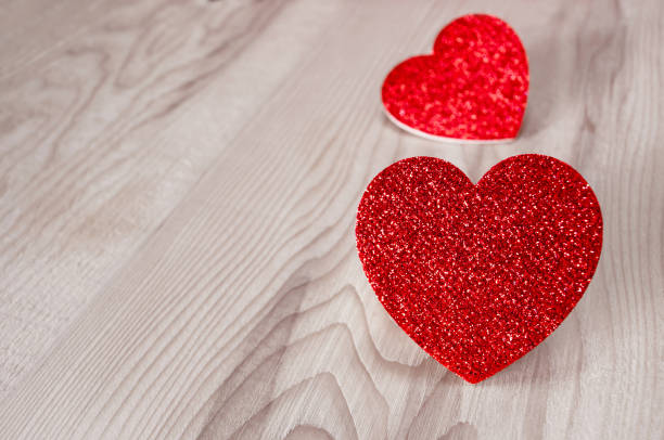 Red hearts on wooden table blackground.can use suitable for special occasion valentines day,mothers day,love,women day,happy anniversary event and space for text copy design.DOF image. corazones rojos en la mesa de madera de color negro. puede utilizar adecuado para ocasión especial día de san valentín, día de las madres, amor, día de las mujeres, evento aniversario feliz y espacio para el diseño de copia de texto. imagen dof.