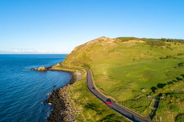 route côtière de causeway en irlande du nord, royaume-uni - landscape scenics beach uk photos et images de collection