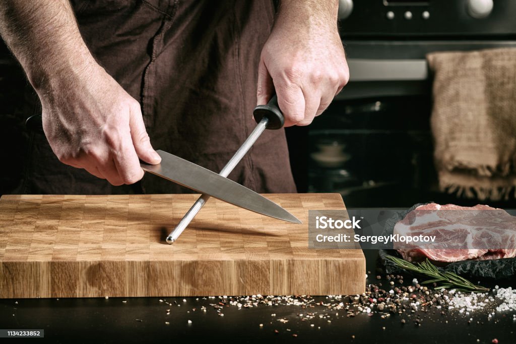 https://media.istockphoto.com/id/1134233852/photo/closeup-of-male-chef-hands-sharpen-a-big-chefs-knife.jpg?s=1024x1024&w=is&k=20&c=iBowjjAPi3nqLE2I-Fo7Z35SycoxgmWrRa2qgmKRosw=