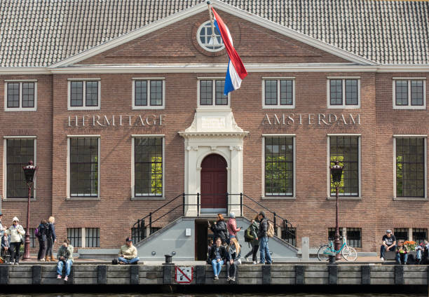 turister utanför hermitage amsterdam, nederländerna - ermitaget bildbanksfoton och bilder